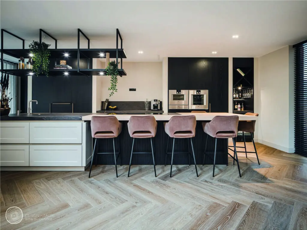 Bar aan keukeneiland met parketvloer